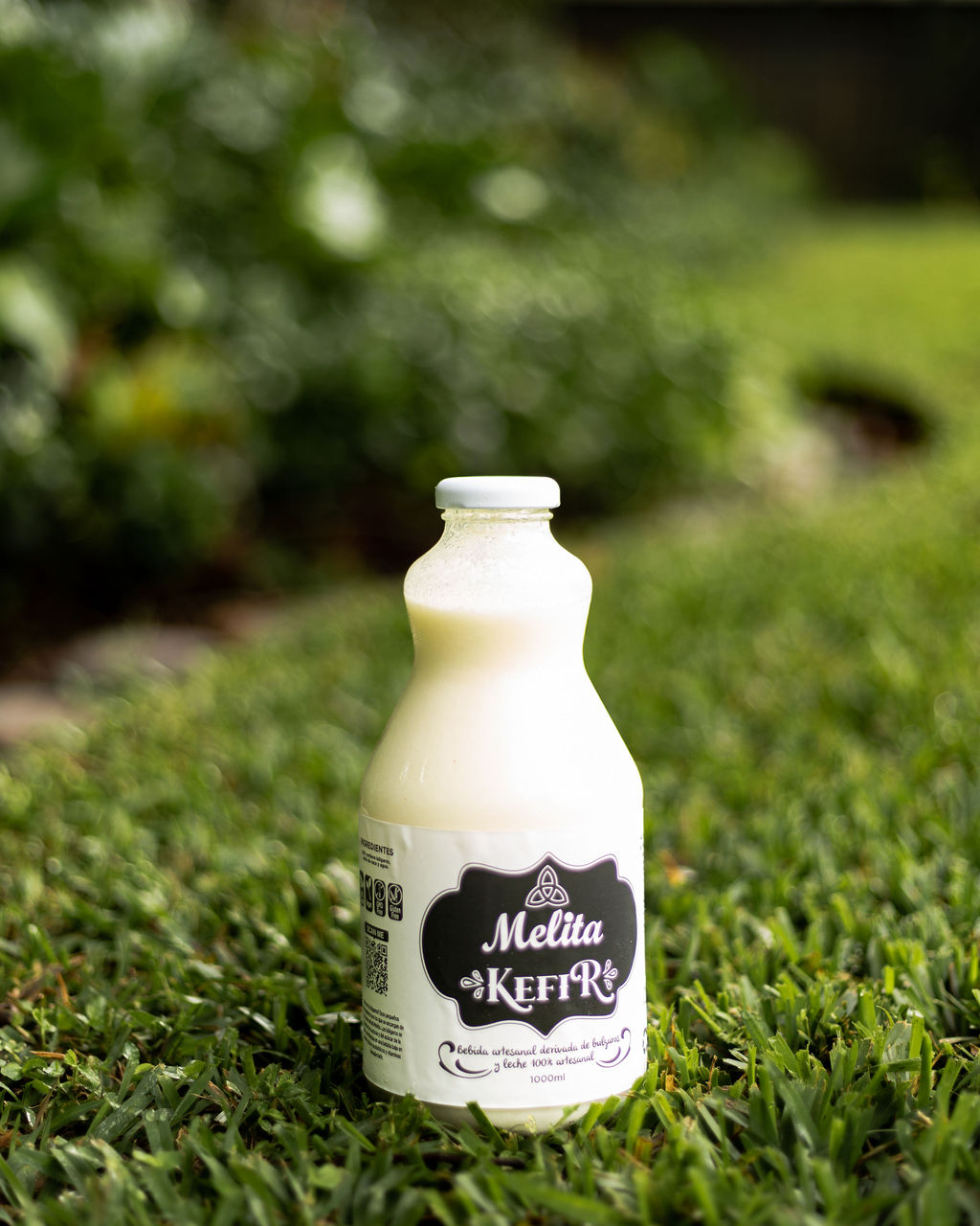 Kéfir de leche artesanal Melita de un litro, sobre el pasto